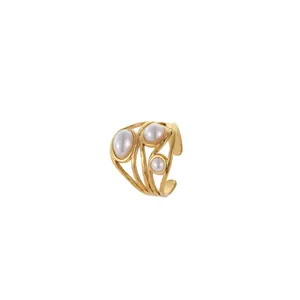 Vintage Ring aus 18K vergoldetem Edelstahl mit Schicht-Design und drei weißen Perlen