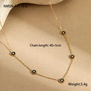Detail van 18K vergulde ketting met vijf zwarte ringen en kleine witte kristallen