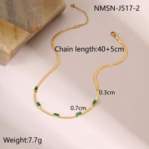 Détail d'un collier chaîne serpent dorée orné de cinq zircons verts rectangulaires