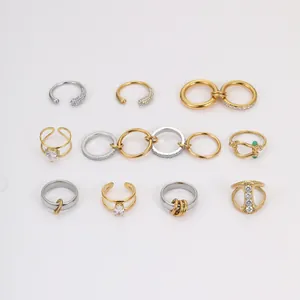 Detailansicht von 18K Gold- und Silberringen mit minimalistischen Zirkonia-Akzenten
