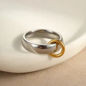 Nahaufnahme des zweifarbigen ineinandergreifenden Rings mit poliertem Silber- und Goldfinish