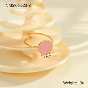 Detailansicht des rosa Emaille-Smileys und der 1,1cm Maße auf dem 18K vergoldeten Ring