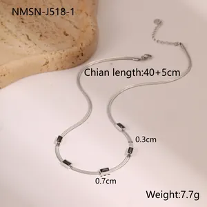 Vue détaillée du collier chaîne serpent argentée avec pierres noires et dimensions