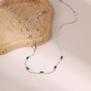 Détail du collier à chaîne serpent argentée avec cinq zircons rectangulaires vert émeraude