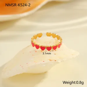 Makro-Detail von 3,1mm roten Emaille-Herzen auf verstellbarem 18K vergoldetem Stahlring