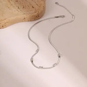 Collier chaîne serpent argentée avec cinq zircons rectangulaires et fermoir ajustable