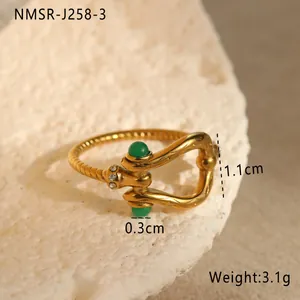 Nahaufnahme der 18K vergoldeten Kordelkette-Ring mit grünen Perlen und Zirkonia-Akzenten