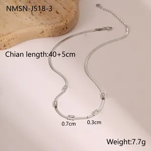 Détail d'un collier chaîne serpent argenté avec cinq zircons rectangulaires et fermoir mousqueton
