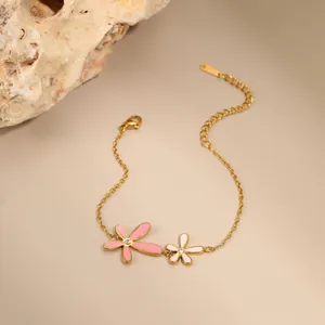 Elegante vergulde roestvrijstalen bloemenarmband met roze emaille en kleine kristallen