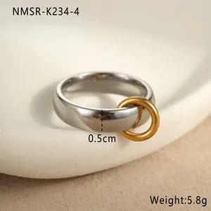 Detail der verbundenen Gold- und Silberringe mit 0,5 cm Breite und 5,8 g Gewicht