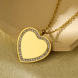 Elegante collana con ciondolo a cuore dorato e bordo in zirconi su catena fine