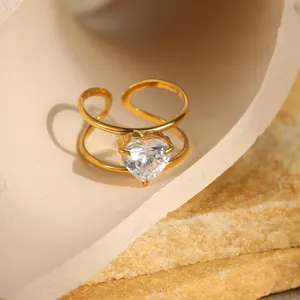 Minimalistischer doppellagiger Ring aus 18K vergoldetem Edelstahl mit Herz-Zirkonia-Stein