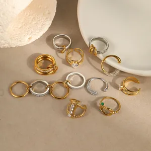 Stapelbare Ringe aus 18K vergoldetem Edelstahl und Ohrmanschetten mit grünem Stein