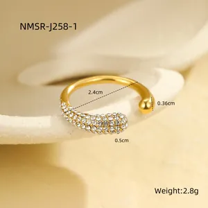 Detail eines 18K vergoldeten Mehrschichtrings mit Pavé-Kristallen und polierter Kugel