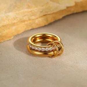 Detail eines 18K vergoldeten Mehrschichtrings mit Zirkonia und hängenden Ringelementen