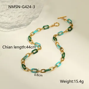 Détail du collier chaîne en résine colorée avec fermoir OT et spécifications de taille