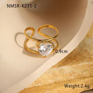 Detailansicht des 18K vergoldeten Doppelrings mit großem herzförmigen Zirkonia-Stein
