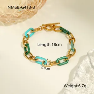 Détail macro du bracelet à maillons en résine colorée et boucle dorée de 18cm avec fermoir