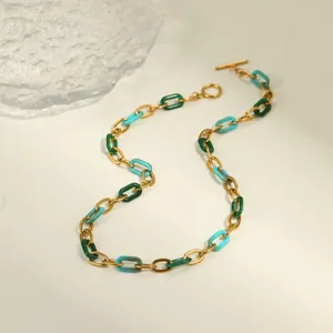 Détail de la chaîne en résine colorée et acier doré avec fermoir à bascule OT élégant