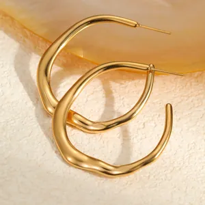 Moderne 18K vergulde roestvrijstalen C-vormige oorbellen met onregelmatig vloeibaar design