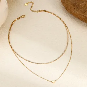 Detalle de collar de doble capa chapado en oro 18K con colgante corazón y cadena de circón