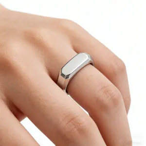 Bague minimaliste en acier titane argenté avec plateau rectangulaire sur la main