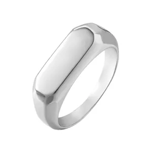 Bague chevalière rectangulaire en acier inoxydable poli au design géométrique minimaliste