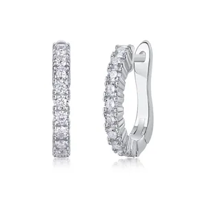 Vue macro de boucles d'oreilles créoles en argent S925 avec pierres moissanite