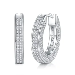 Gros plan de boucles d'oreilles créoles en argent 925 avec pavage complet de zirconiums