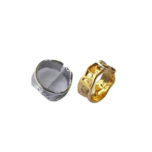 Moderne, verstellbare Ringe mit Lava-Struktur in Gold- und Silber-Ausführung