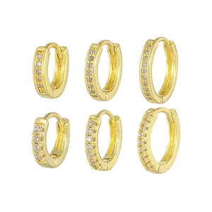 Trois paires de créoles dorées serties de zircons de différents diamètres pour femme