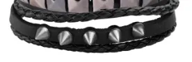Dettaglio ravvicinato di un bracciale punk multistrato in pelle nera con punte in metallo