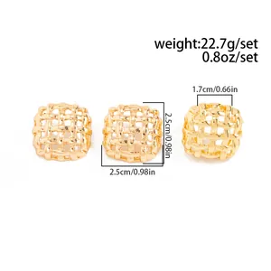 Detail of gold woven square earrings with 22.7g weight and 2.5cm size specifications