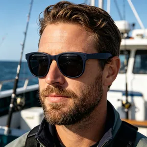 Détail de lunettes de soleil polarisées bleu mat avec logo en métal sur yacht