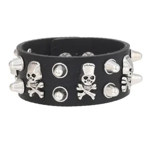 Zwarte punk lederen armband met zilveren doodskop studs en metalen kegelspikes