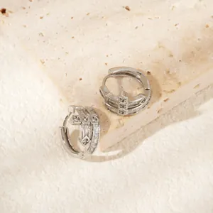 Boucles d'oreilles hip-hop argentées avec double rangée de zircons sur support pierre