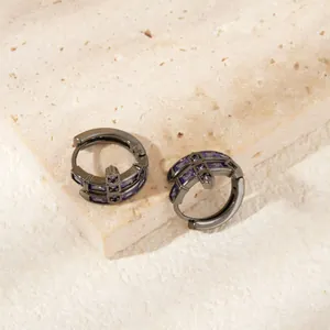 Boucles d'oreilles créoles or noir avec zircons violets et détail d'étoile