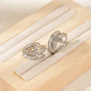 Boucles d'oreilles créoles argentées serties de zircons et croix en boîte à bijoux