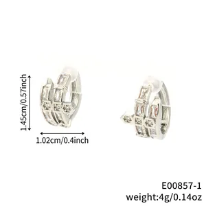 Boucles d'oreilles hip hop argentées avec zircons et motif de croix géométrique