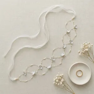 Bandeau de mariée fait main avec perles, fleurs et maille dorée sur fond en lin