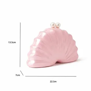 Dimensions du sac de soirée rose : longueur 22,5 cm, hauteur 13,5 cm, largeur 7 cm