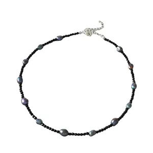 Collana elegante con spinello nero e perle barocche grigie con chiusura a moschettone