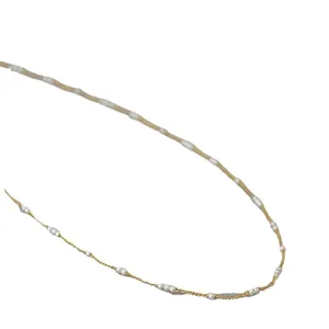 Collier minimaliste plaqué or avec petites perles blanches sur une chaîne fine