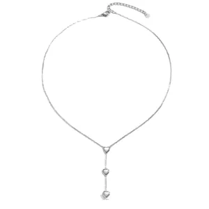 Collar en Y minimalista de acero inoxidable con tres colgantes de corazón pulidos en plata