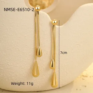 Detail van 7cm lange gouden druppeloorbellen met slangenkettingen en gewichtsvermelding