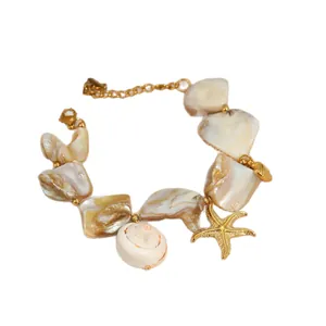 Nautische parelmoer armband met gouden zeester en schelphanger voor zomerse stranddagen