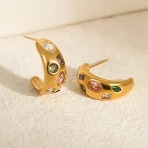 Pendientes de aro en C dorados con circonitas de colores y estilo retro vintage