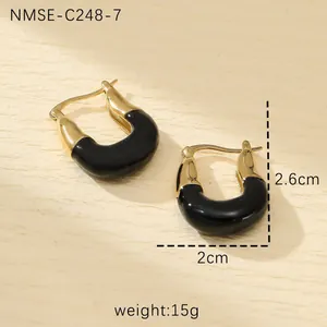 Λεπτομέρεια χρυσών σκουλαρικιών U 2,6 cm με μαύρο σμάλτο και ετικέτες μεγέθους