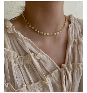 Elegante goldene Blumenkette mit weißen Emaille-Blütenblättern für Damen am Hals