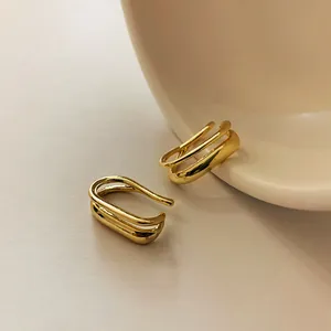 Zweilagige goldene Ohrmanschette mit minimalistischem Metalldesign für Ohren ohne Löcher